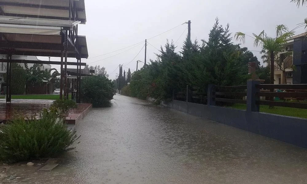 3 άτομα κινδύνευσαν από χείμαρρο που πέρασε μέσα από χωριό στον Δομοκό (βίντεο)